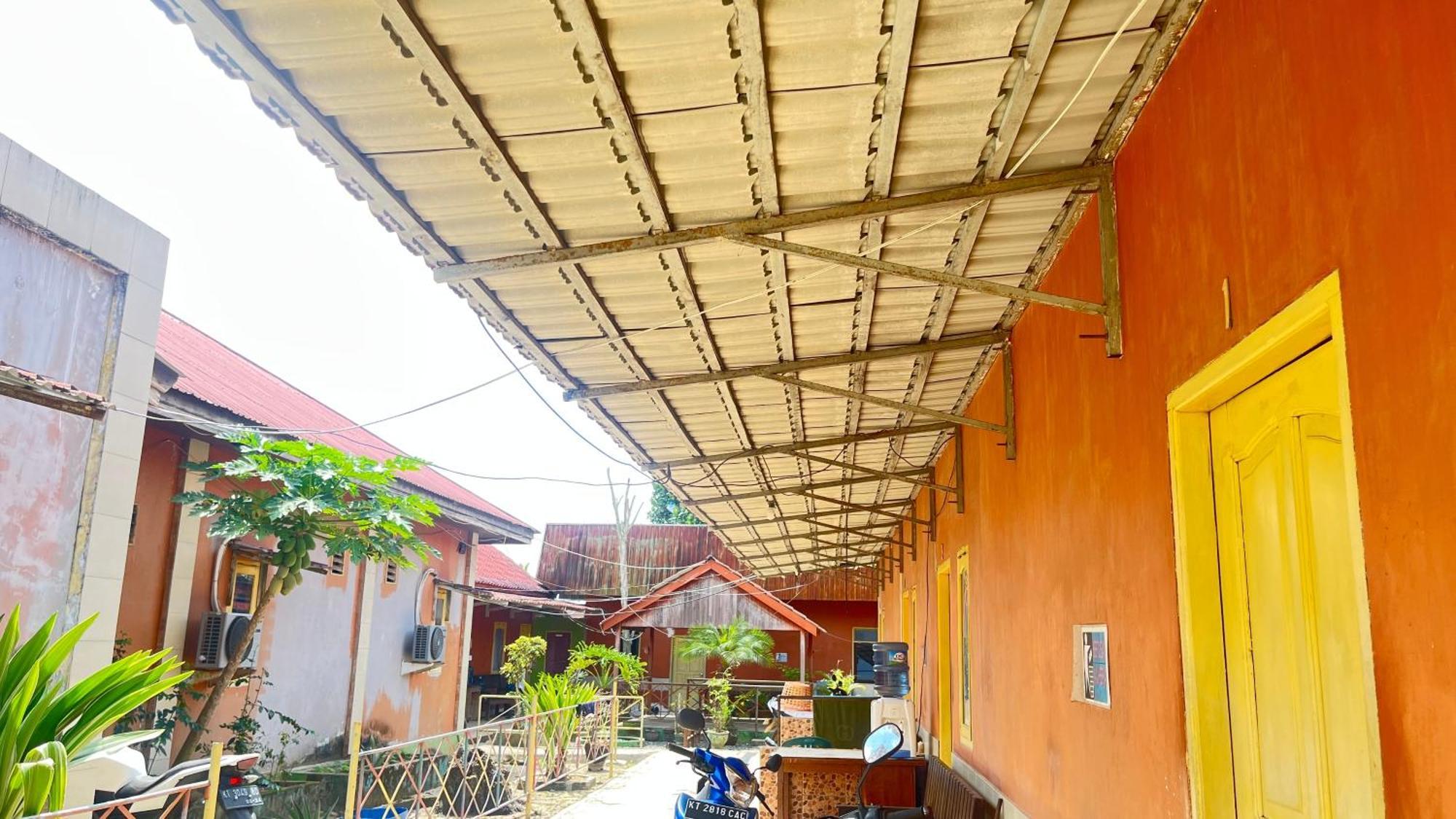 Oyo 93119 Guest House Leo Patra Muara Badak 외부 사진